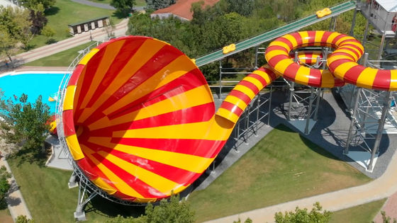 Büyük Trompet Su Tema Parkı Ekipmanları Yetişkin Ticari Fiberglas Su Kaydırakları