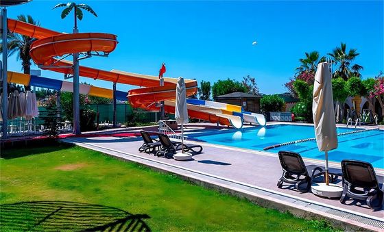 ODM Kapalı Su Parkı Ekipmanı Yüzme Havuzu Fiberglass Slide