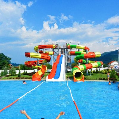 OEM Çocuk Parkı Çocuk Oyun Meydanı Su Karnavalı Atlılar Ekipman Spiral Cam Elyaf Kaydırma Set