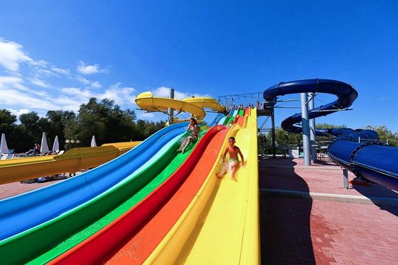 İyi bir fiyat. ODM Dapeng Su Parkı Çocuklar Yüzme Havuzu Ekipmanı Oyunlar Fiberglass Slide çevrimiçi