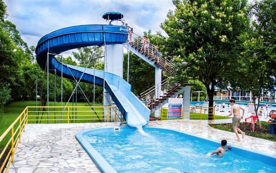 İyi bir fiyat. Su Parkı Oyun Yüzme Havuzu Ekipmanı 3-5m Yüksek Fiberglass Kaydırma Çocuklar İçin çevrimiçi