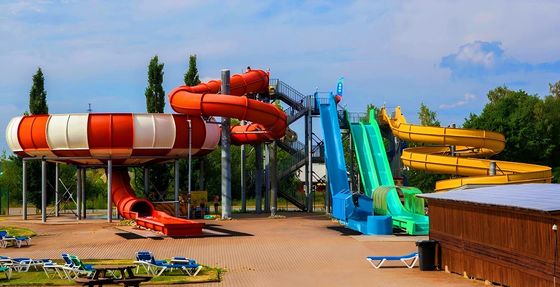 Su Parkı Çocuklar Eğlence Yüzme Havuzu Cam Elyaf Spiral Tube Bowl Slide Set