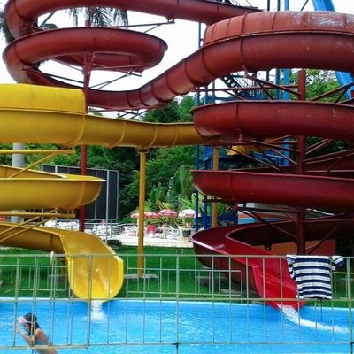 Çocuklar Kapalı Oyun Alanı Su Oyunu Eğlence Makinesi Çocuklar Cam Elyaf Su Kaydırma
