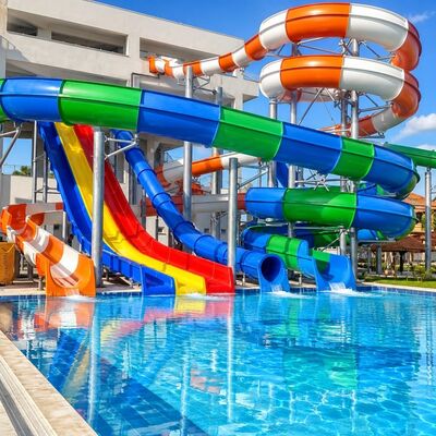 Kalite Yüzme Havuzları İçin En Popüler Fiberglas Su Parkı Kaydırakları Renkli Fiberglas Gezintileri Fabrika