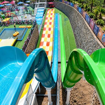 Kalite Aqua Park Projesi İçin Profesyonel Çok Şeritli Gökkuşağı Yarışçı Fiberglas Su Kaydırağı Fabrika